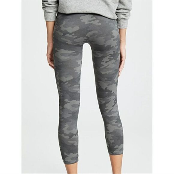 Spanx Look At me Now Camo Grey Seamless Cropped Leggings. Size Lg. - Picture 3 of 10